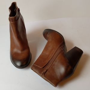 SOLE SOCIETY // heeled brown leather booties